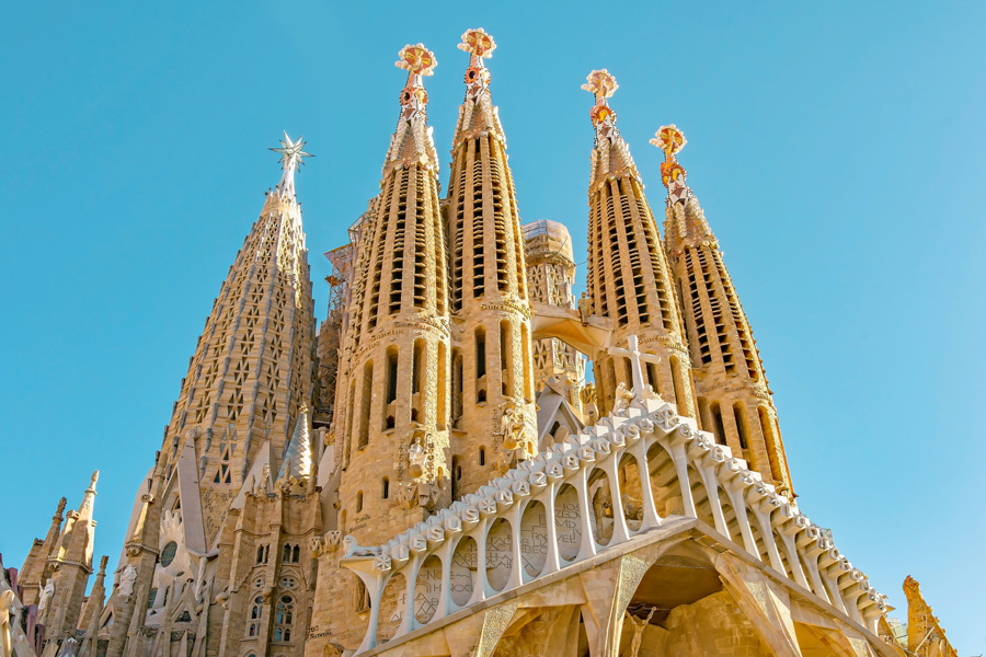 Die Sagrada Família in Barcelona bei klarem Himmel, mit ihren markanten Türmen und detailreicher Architektur.